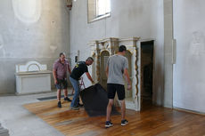 Räumung des Restinventars und der Kirchenbänke aus der Kirche (Foto: Karl-Franz Thiede)